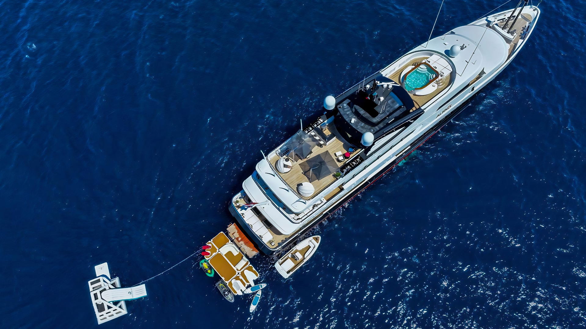 MY Alfa G with Yachtbeach platforms