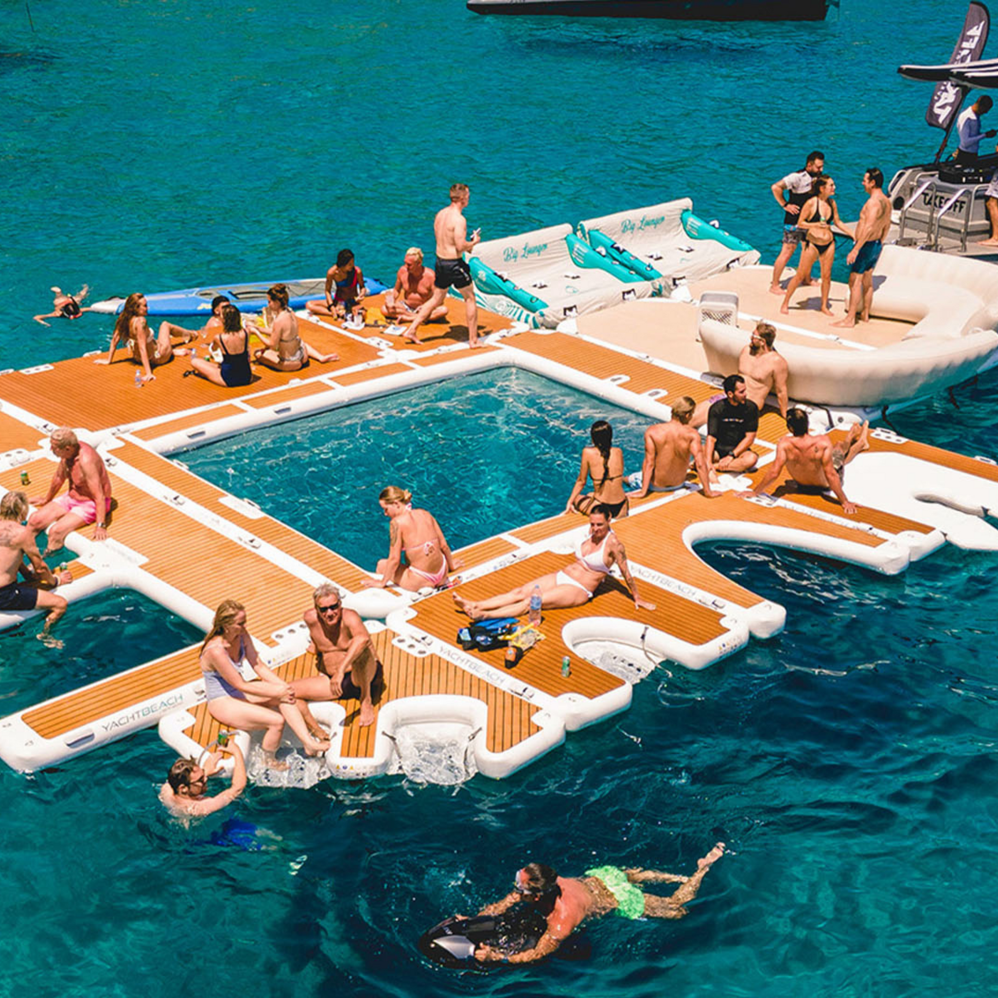 Yachtbeach Luxury pool with teak 6.20 lifetsyle