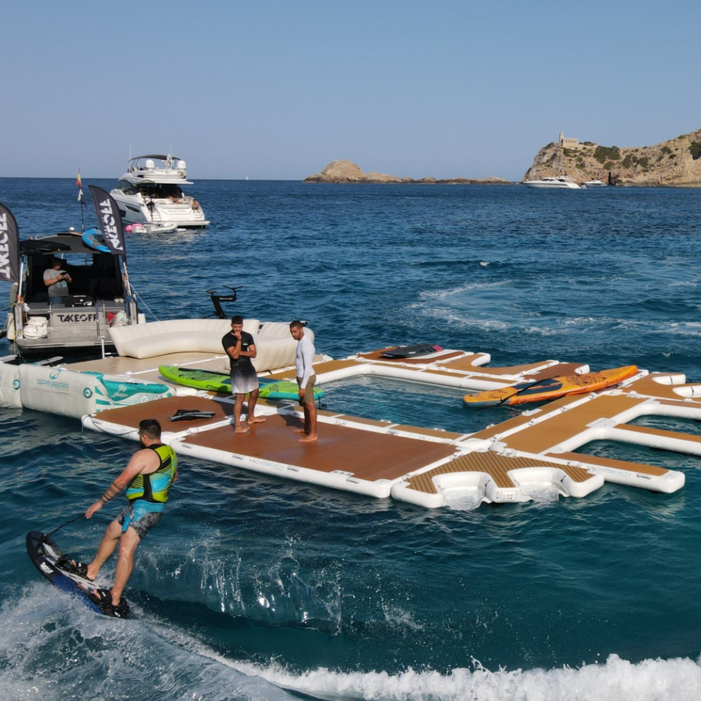 Yachtbeach Platform 6.16 Premium Teak in action
