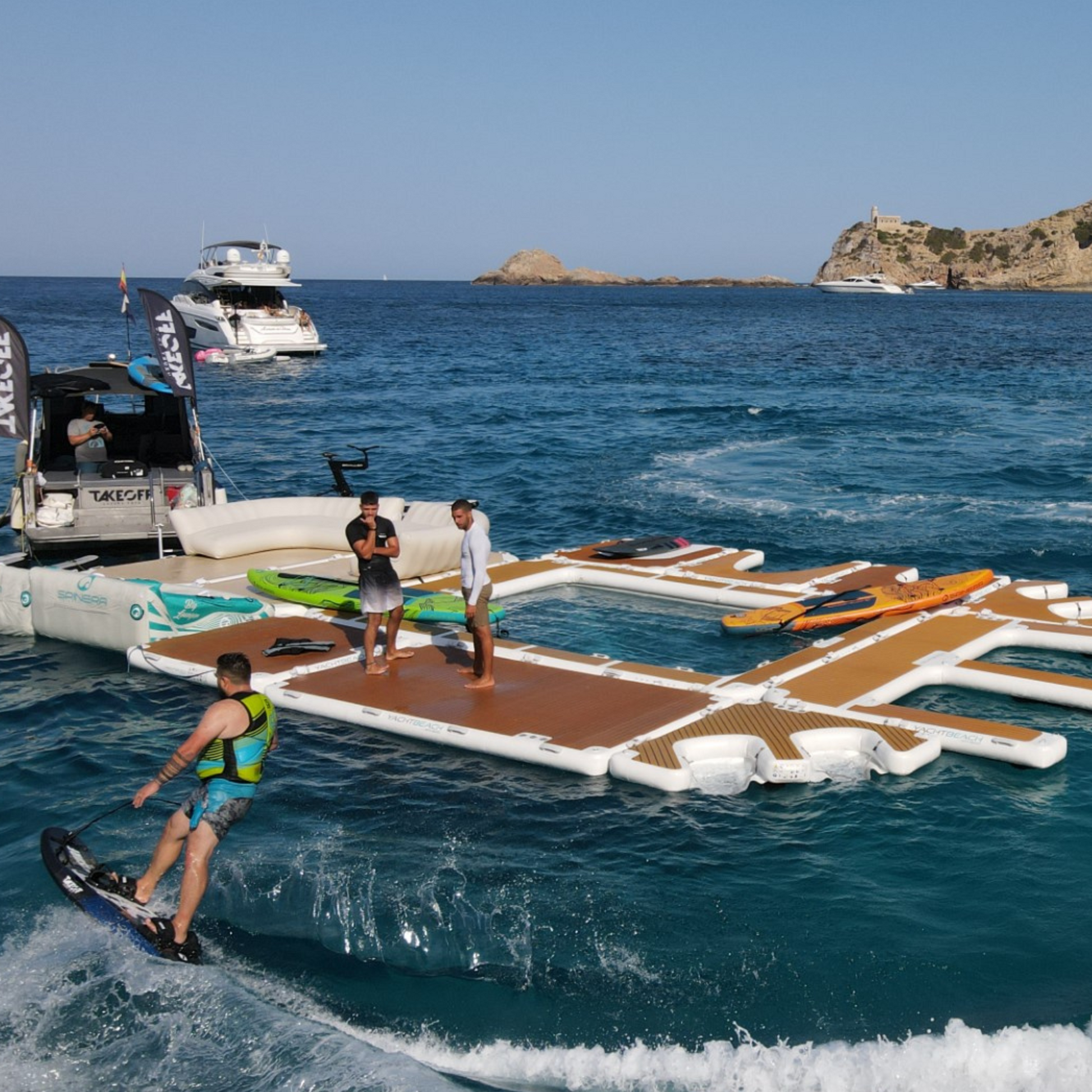 Yachtbeach Platform 6.16 Premium Teak in action
